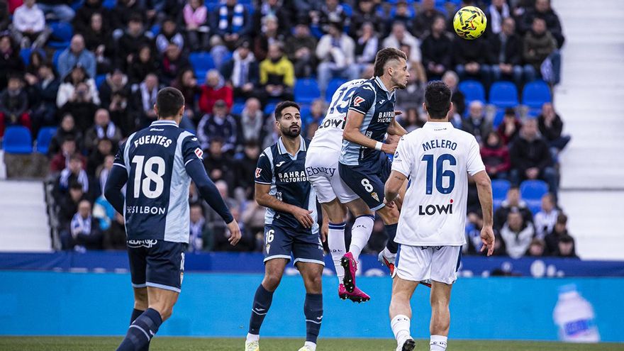 El Córdoba CF y una doble fortaleza con el balón: de la cabeza a los pies