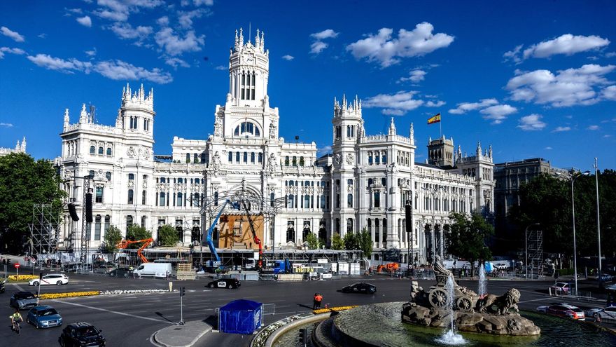 La plaza de Cibeles prepara el escenario desde el que hablará León XIV en su visita