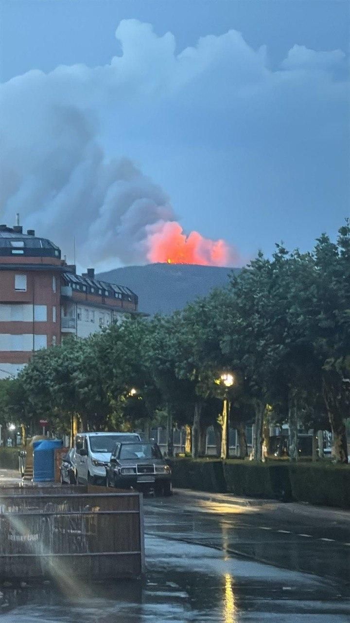 Agua de la tormenta en Congosto y fuego en el monte de Cobrana en el anochecer de este miércoles.