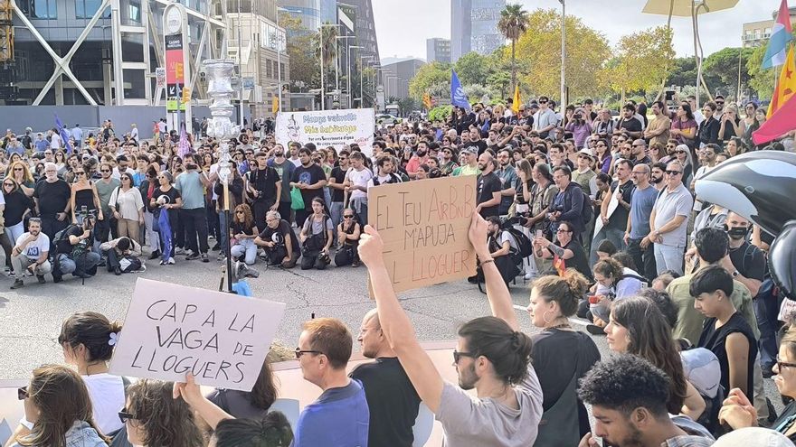 Más de 2.000 personas protestan contra la Copa América de Barcelona: "Los veleros nos suben los alquileres"
