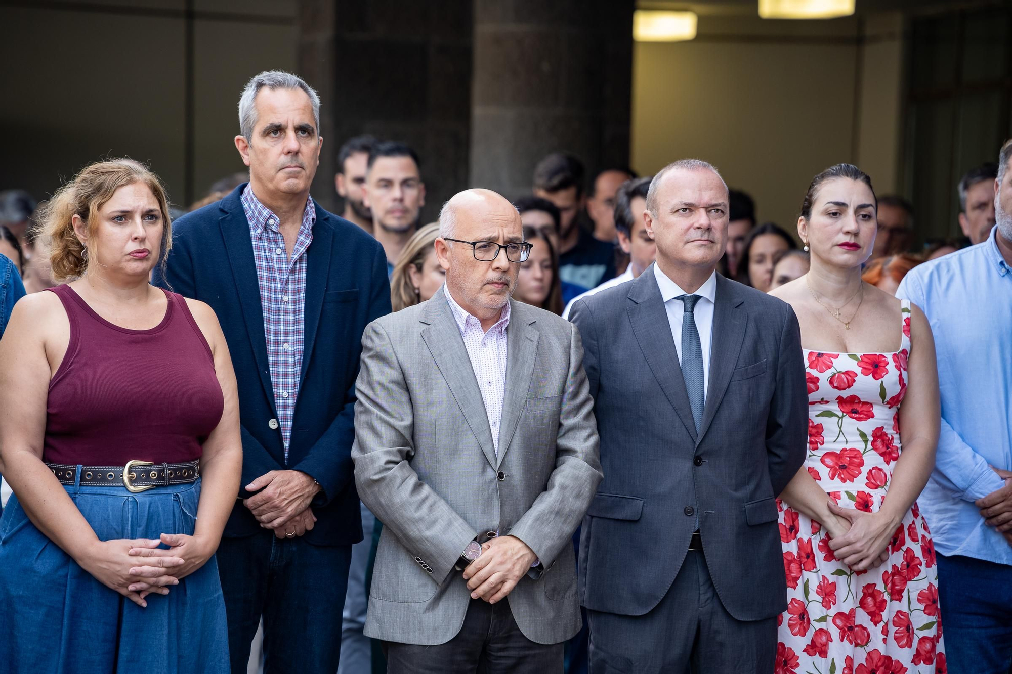 El presidente del Cabildo de Gran Canaria, Antonio Morales, junto con integrantes de la corporación insular, en el minuto de silencia de este miércoles.