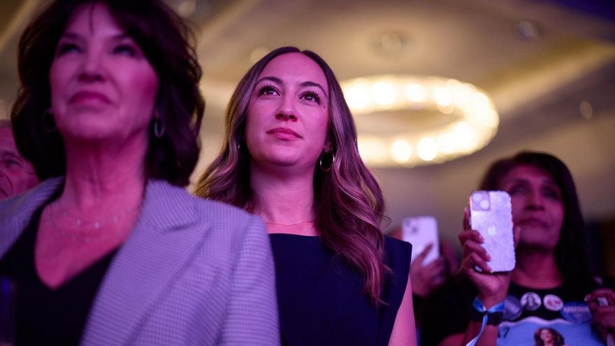 Un grupo de mujeres espera por los resultados electorales.