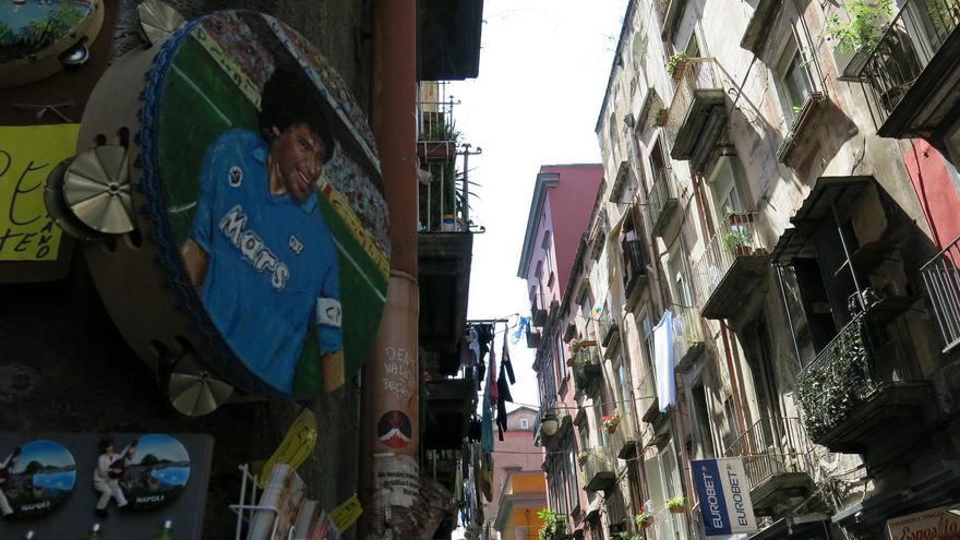 Diego Armando Maradona en el Barrio Español de Nápoles.