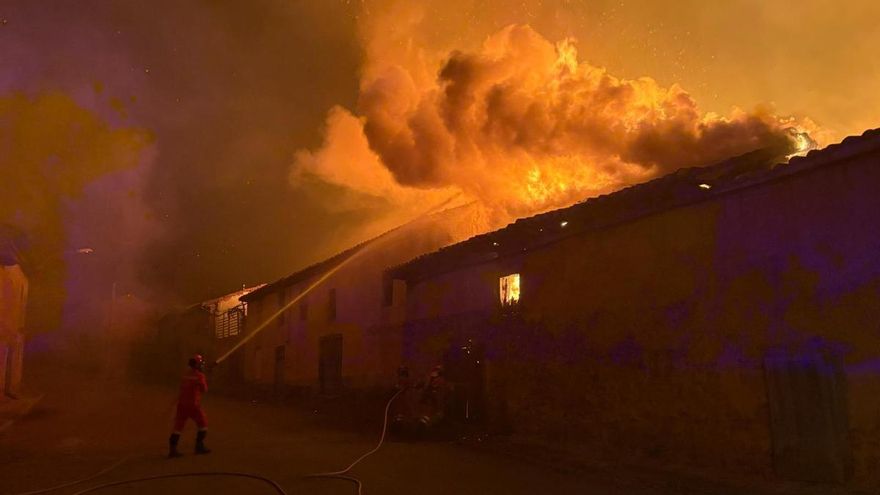 El incendio forestal que arrasa León: un pueblo, pasto de las llamas ante la impotencia de los bomberos