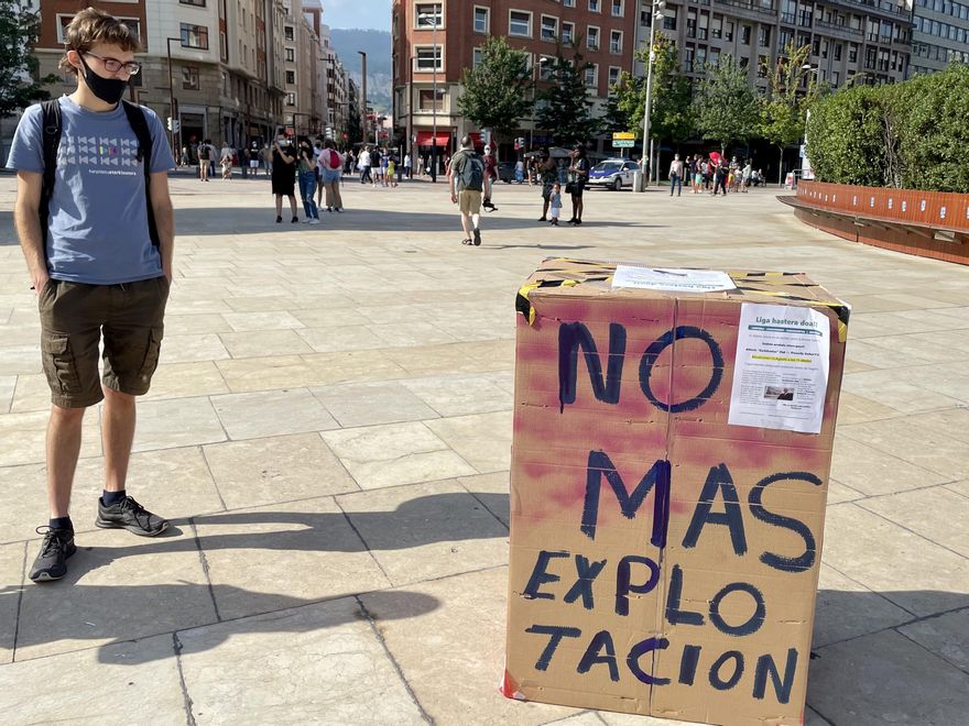 Uno de los elementos de atrezzo que las trabajadoras de limpieza han colocado en la explana del Guggenheim