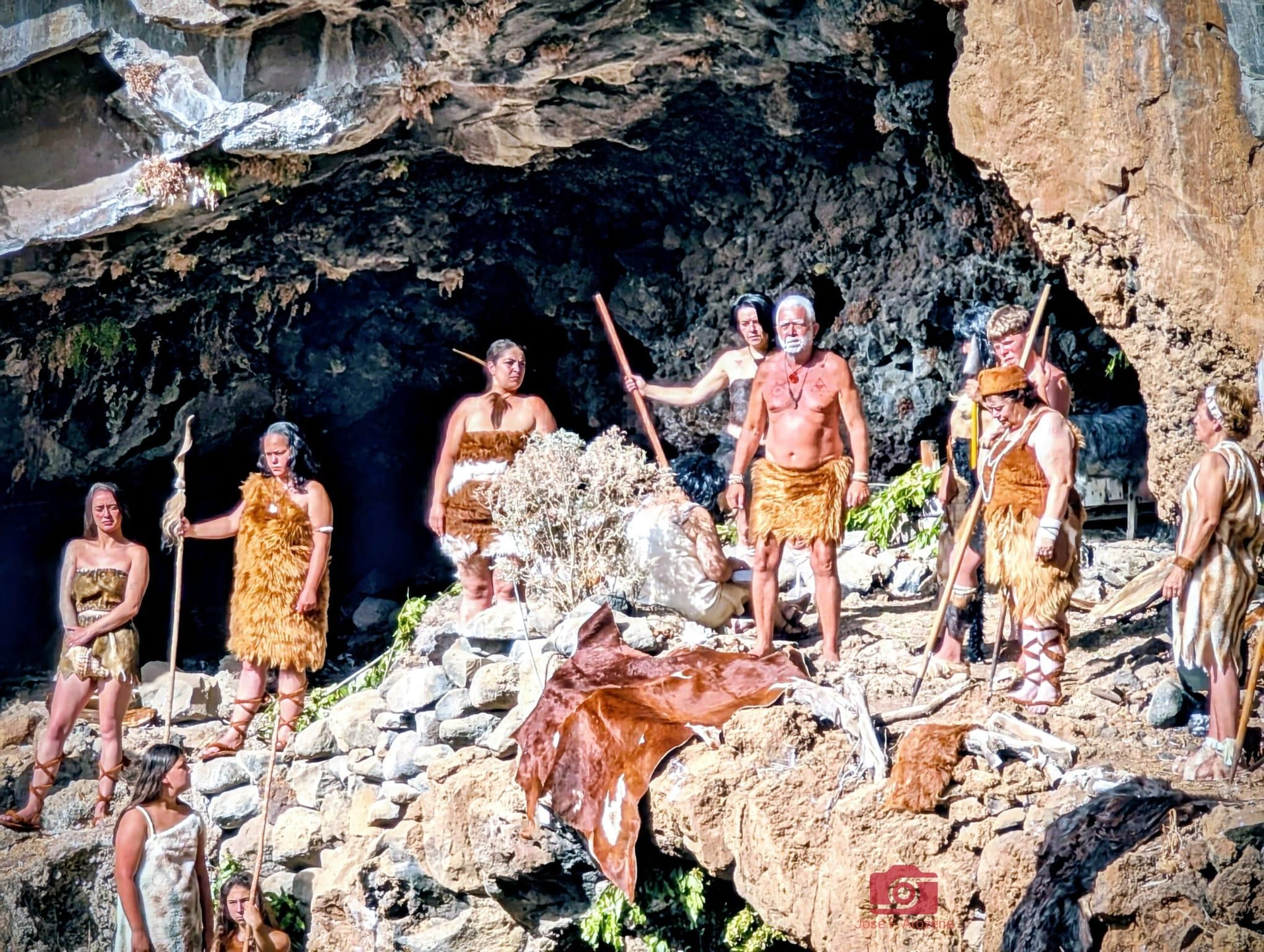 Representación de uno de los momentos simbólicos de la Bajada: el encuentro entre los castellanos y los awaras, antiguos habitantes de La Palma, y el hallazgo de la imagen de la Virgen en una cueva.