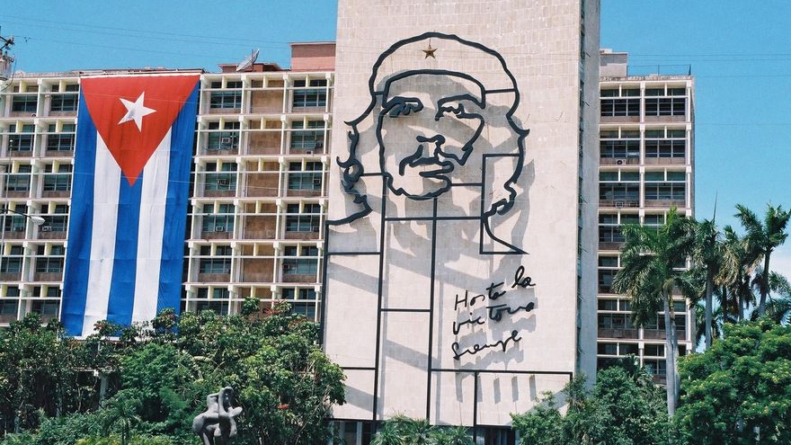 El mural del Che Guevara es el icono más famoso de la Plaza de la Revolución.