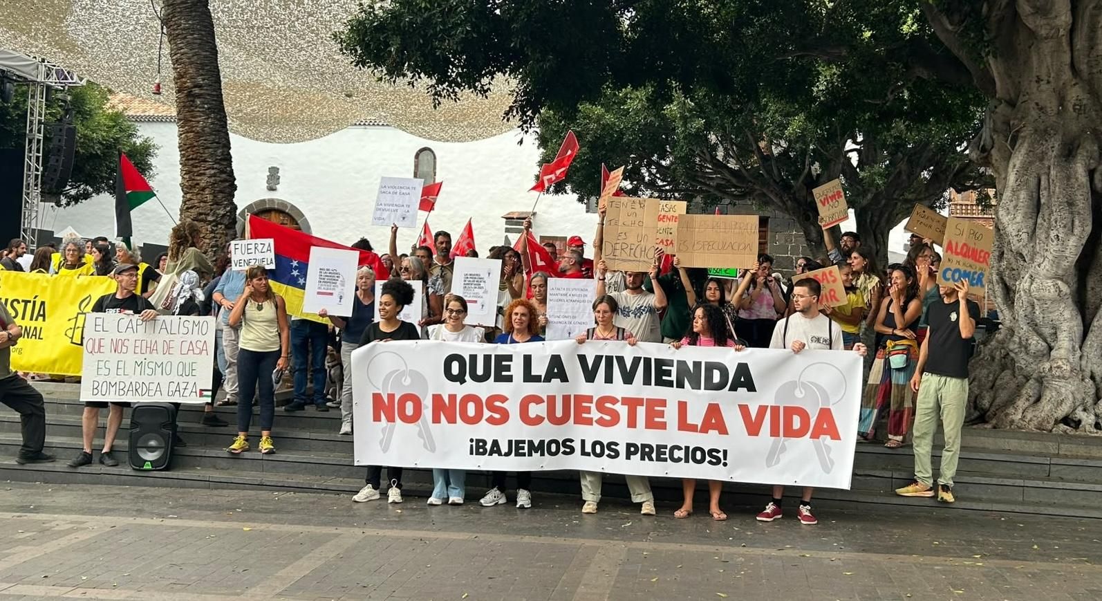 Manifestación este viernes en Los Llanos de Aridane para reclamar una vivienda digna. LA PALMA AHORA