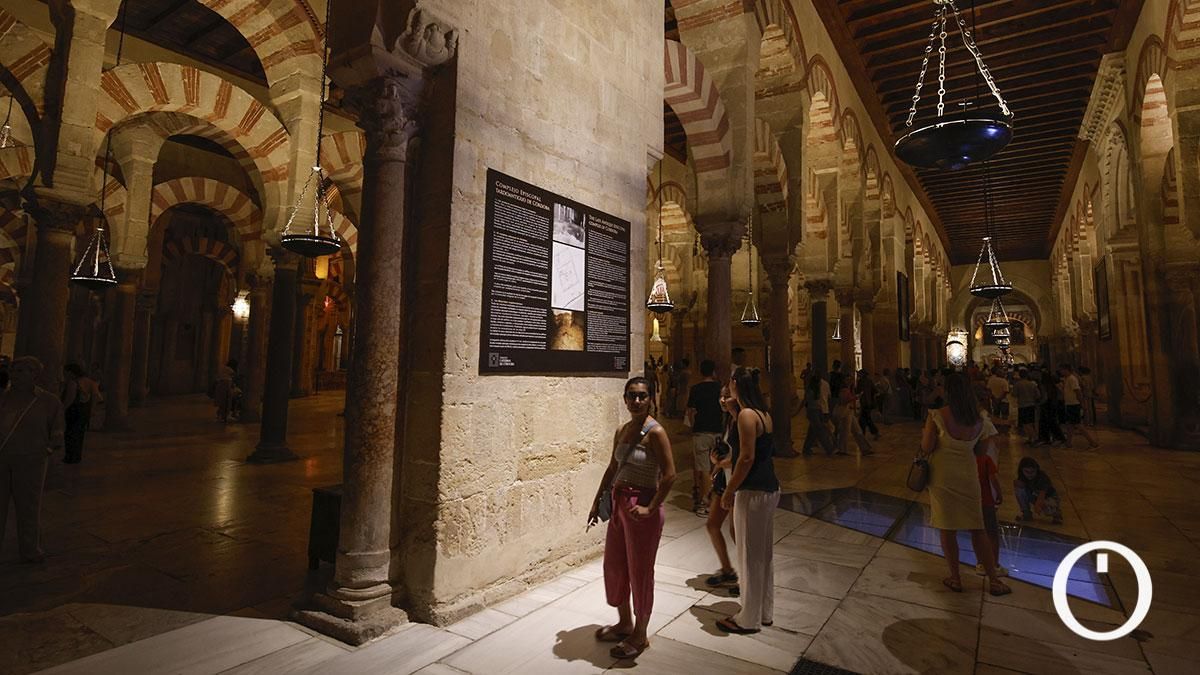 Turistas visitando de noche la Mezquita Catedral en el Día del Patrimonio