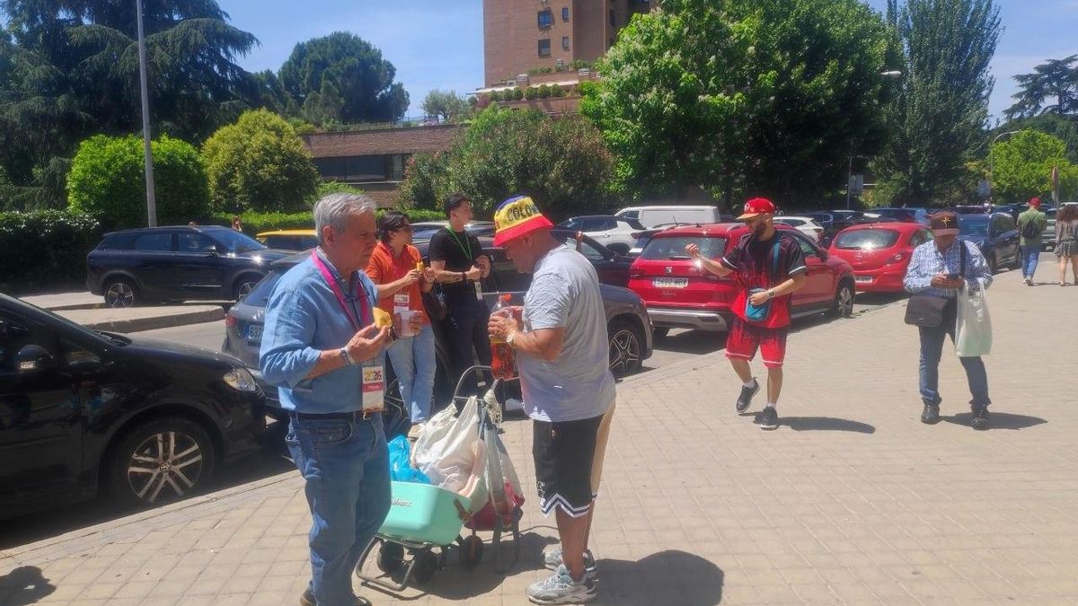 Un vendedor ambulante (el hombre del sombrero) ofrece refrescos y empanadas durante las horas de votación, el pasado jueves 28 de mayo.