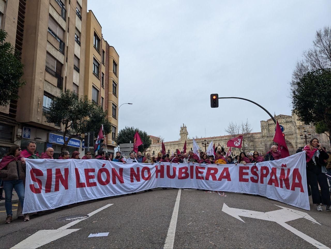 Las imágenes de la gran protesta por el futuro de León el 16F de 2025