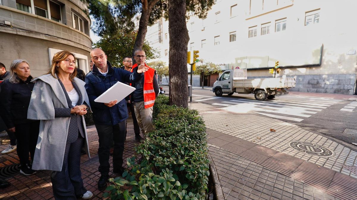 La alcaldesa escucha las explicaciones sobre la obra en la avenida de Valencia.