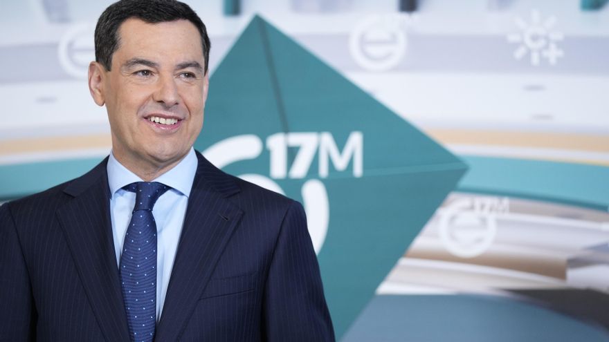 El presidente del PP de Andalucía y candidato a la reelección a la Junta, Juanma Moreno, a su llegada al segundo debate ‘a cinco’ que se celebra dentro de la campaña electoral andaluza. A 11 de mayo de 2026 en Sevilla (Andalucía, España).  La Radio Televi