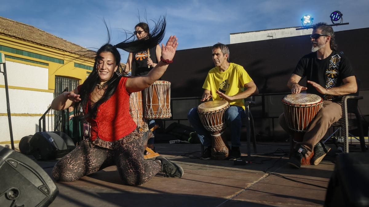 X Noche Negra Córdoba exhibición de percusión y danza africana y taller de danza de camerún