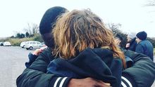 Una integrante de la Asociación Nacional de Asistencia Pública (ANPAS) abraza a uno de los migrantes expulsados del centro Castelnuovo di Porto.