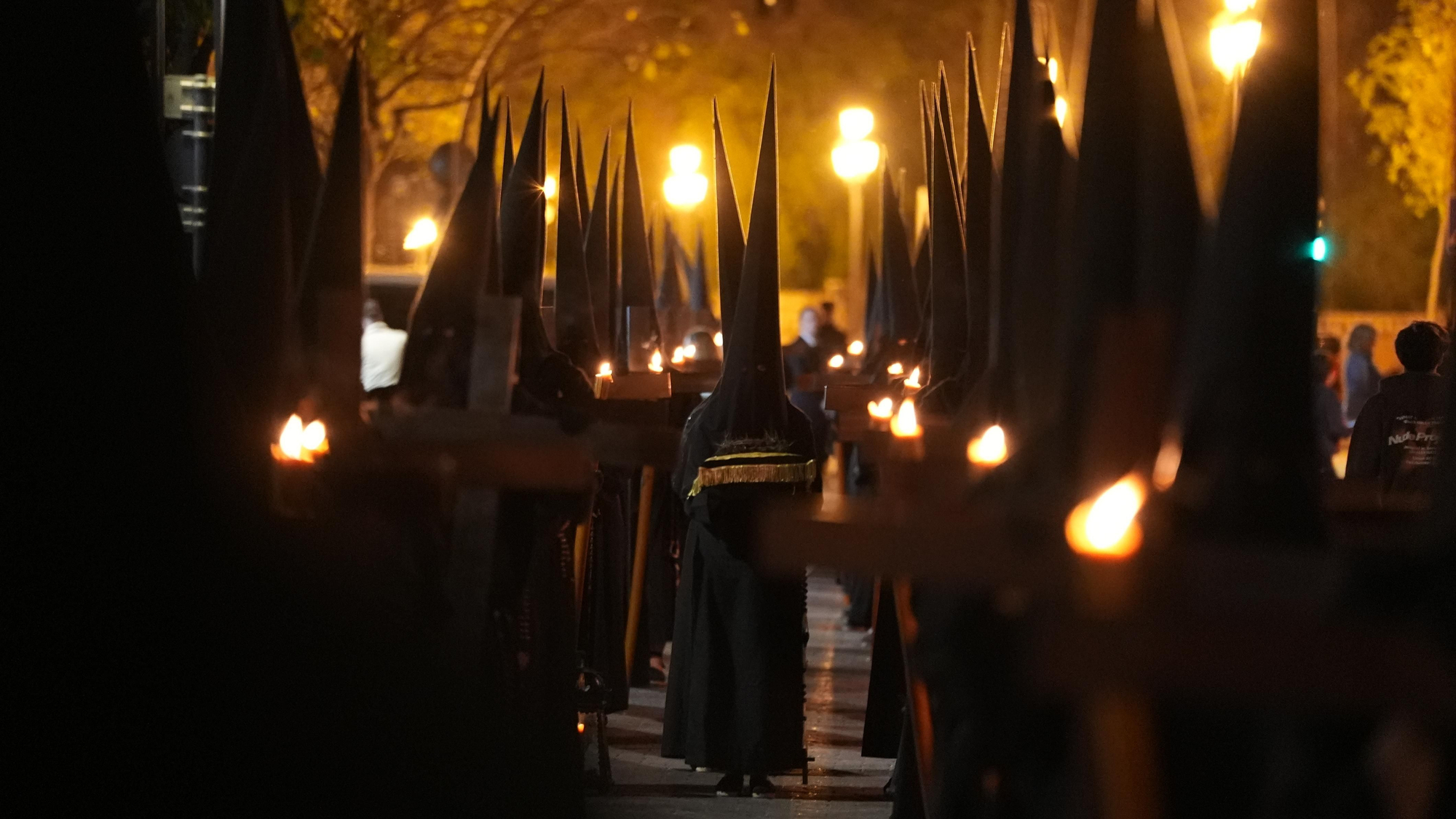 La salida procesional del Via Crucis, en imágenes