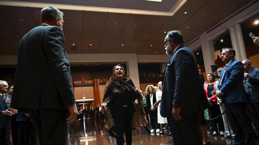 Una senadora australiana aborigen irrumpe en un acto de Carlos III en el Parlamento: "Devuélvenos nuestra tierra"