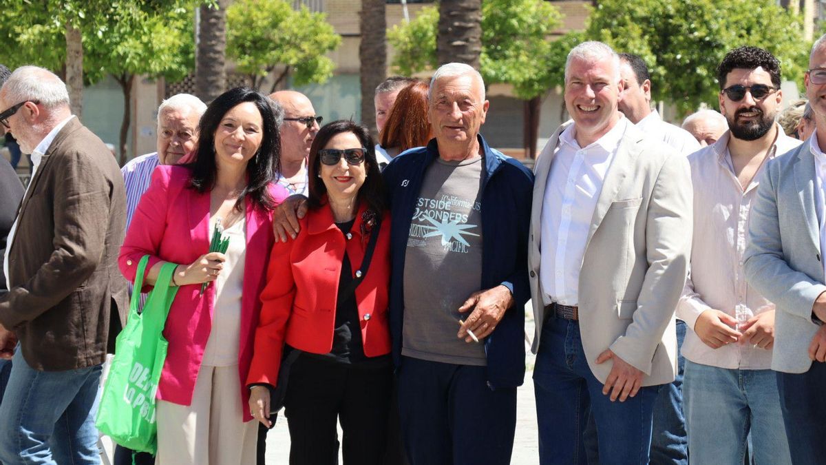 La ministra de Defensa, Margarita Robles, este jueves en La Carlota (Córdoba) con cargos del PSOE.