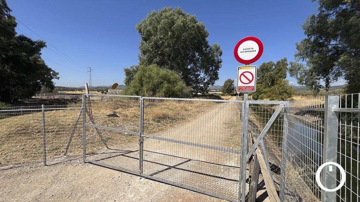 Vallado del canal del Guadalmellato a su paso por el campus de Rabanales