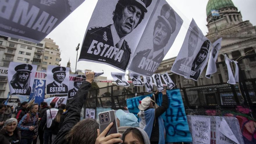 Camiones hidrantes, gas pimienta y balas de goma contra los manifestantes que protestaron frente al Congreso