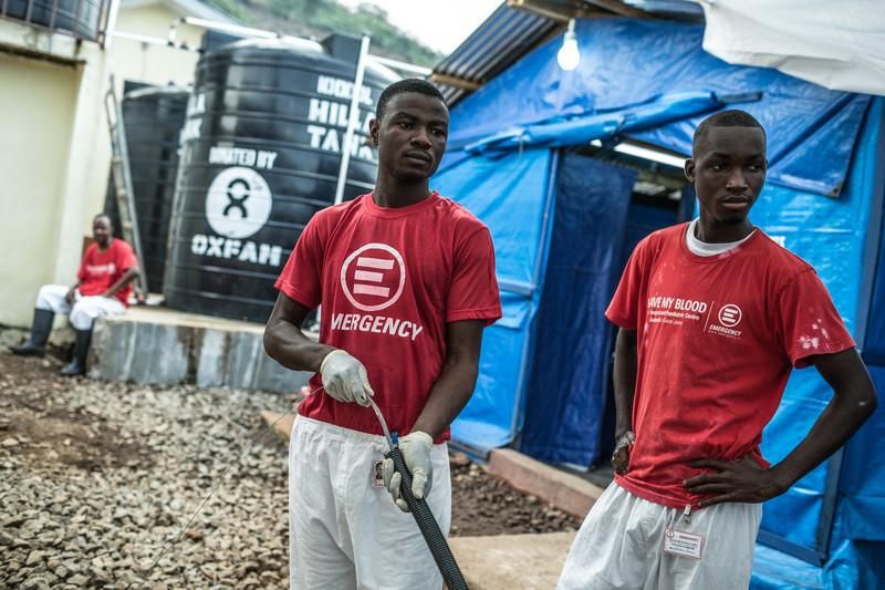 El proceso para pasar de una zona de riesgo a otra libre de riesgo es muy meticuloso. Para ello, se sigue un riguroso protocolo de descontaminación y extracción del traje de protección, donde cada paso va seguido de una descontaminación con agua clorada. Fotografía:Pablo Tosco/ Ofam Intermón