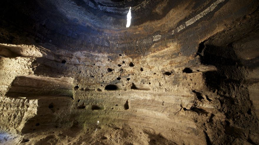 Imagen antropomorfa proyectada en Interior del templo astronómico de Risco Caido. Cueva 6.