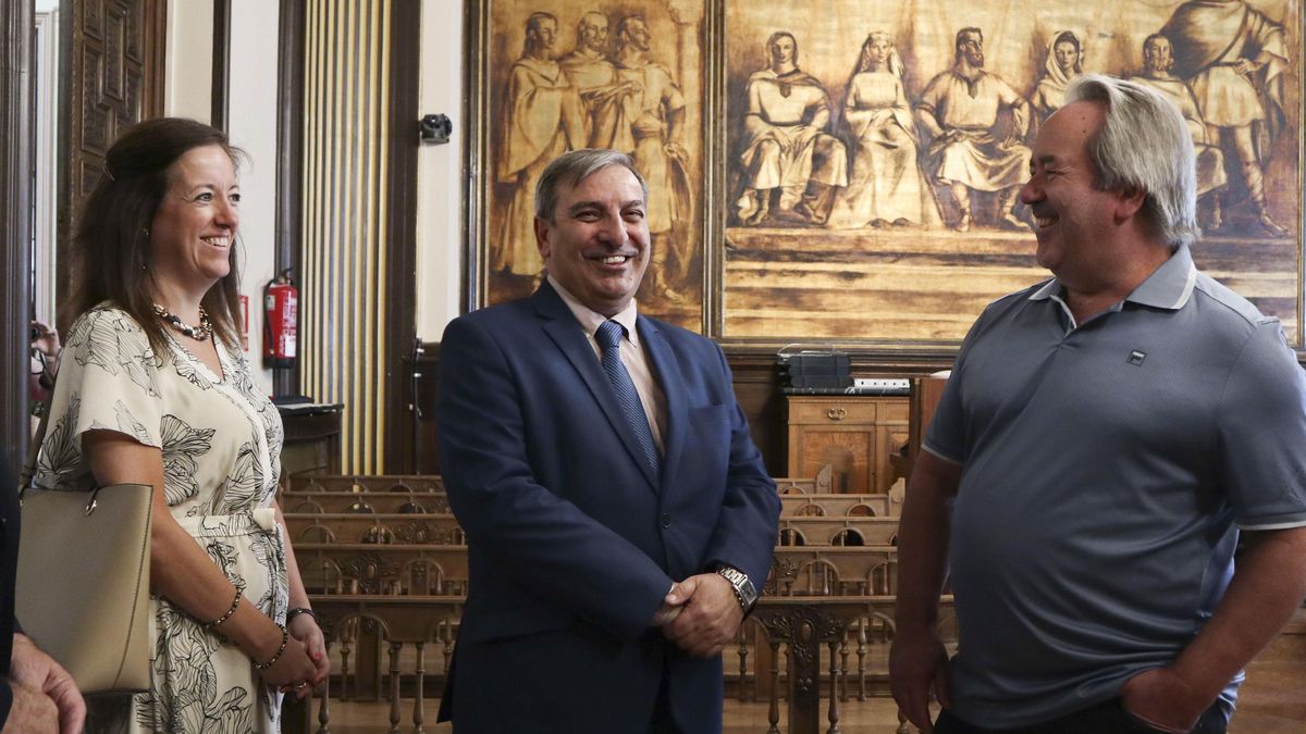 La directora general de Transportes, Laura Paredes, el consejero de Movilidad y Transformación Digital, José Luis Sanz Merino, mantiene una reunión con el alcalde de Zamora, Francisco Guarido, este lunes.