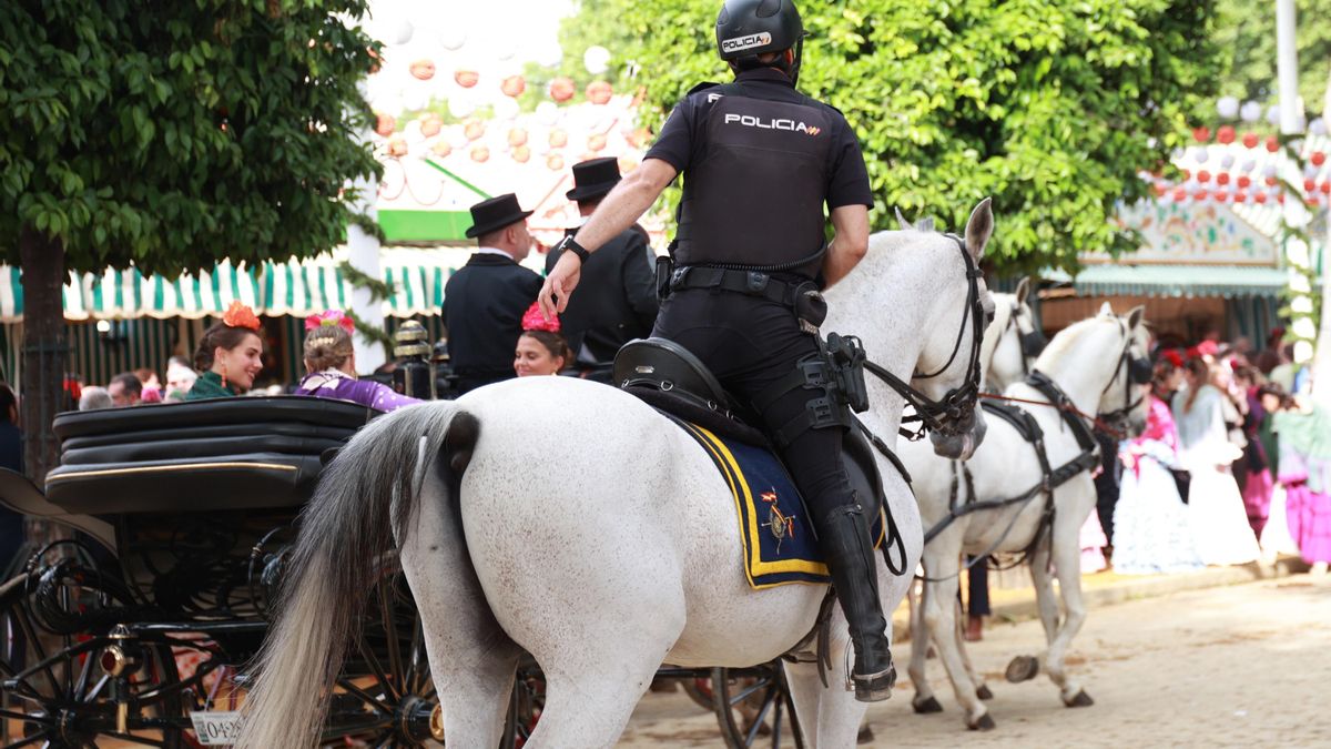 Detenido un hombre por "tocamientos" a una mujer en los baños de una caseta en la Feria de Sevilla