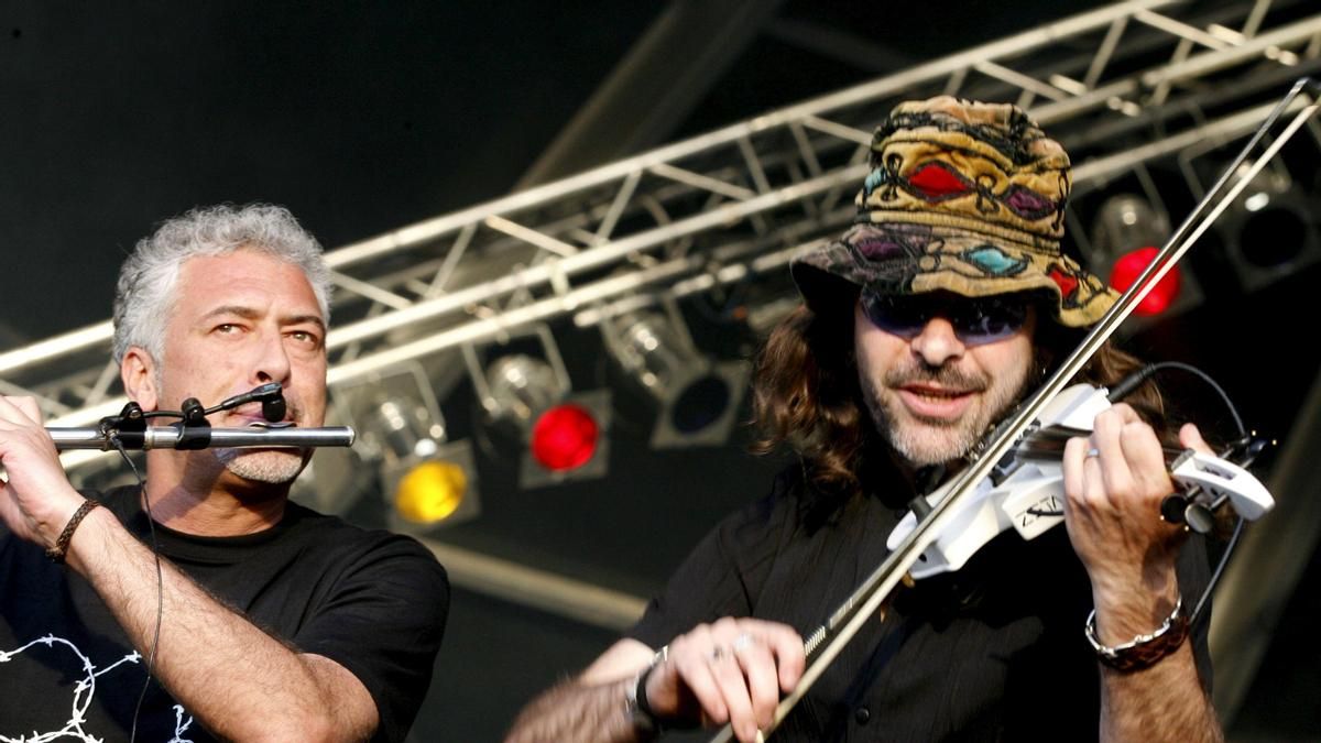 Fernando Ponce de león (izquierda) durante un concierto de Mägo de Oz en Rock In Rio Madrid 2010