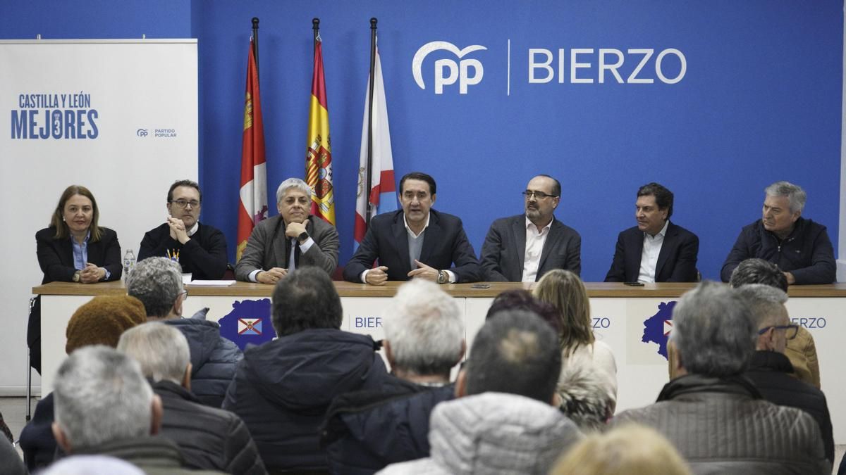 El presidente de la gestora del PP de León, Suárez-Quiñones (c), ayer en un acto con militantes y alcaldes de El Bierzo.