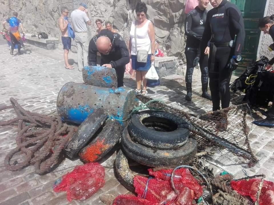 Recogida de residuos en la costa de El Porís