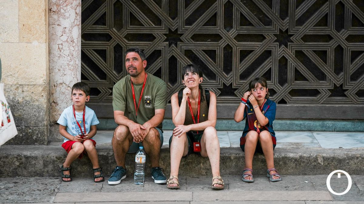 Una familia de turistas ante la celosía de la Mezquita Catedral de Córdoba