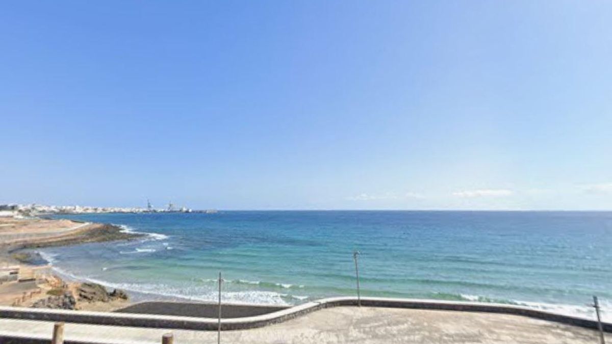Una mujer aparece flotando boca bajo cerca de la costa de Fuerteventura