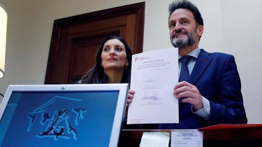 Sara Giménez junto al portavoz adjunto del grupo parlamentario de Ciudadanos, Edmundo Bal, en el Congreso 