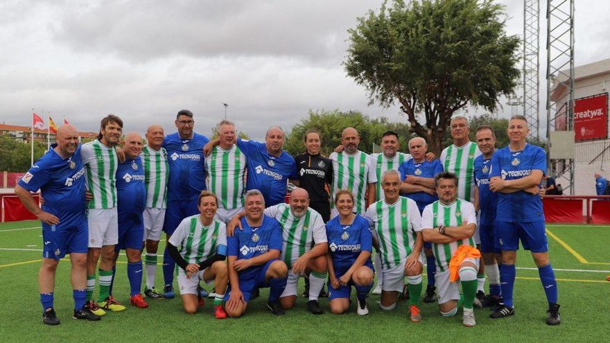 Está prohibido correr, no hay portero y los equipos pueden ser mixtos: el 'Walking Football' llega para quedarse