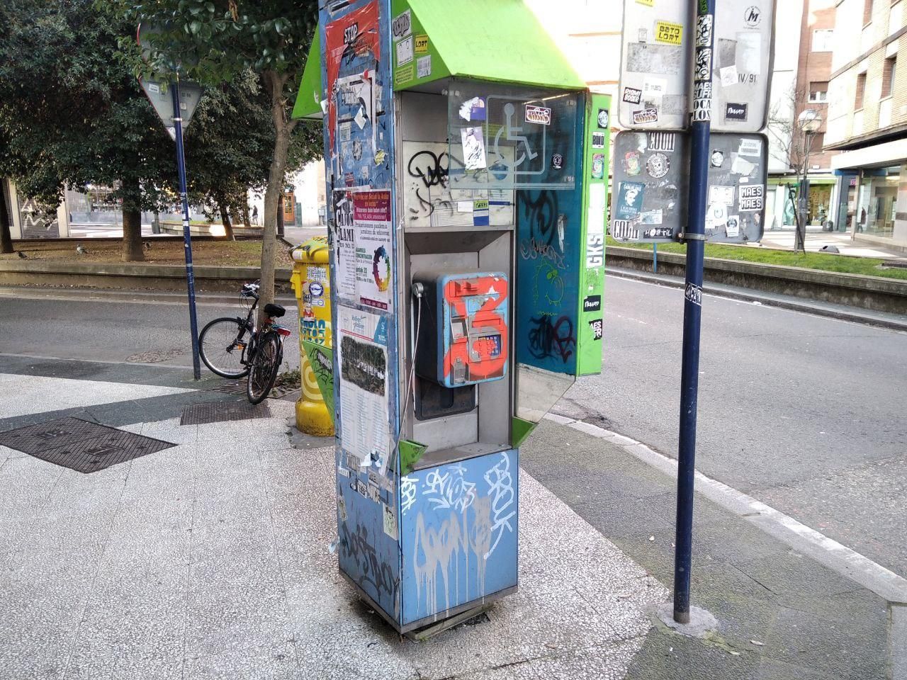 Cabina de teléfono en  la calle Coronación de la Virgen Blanca, en Vitoria