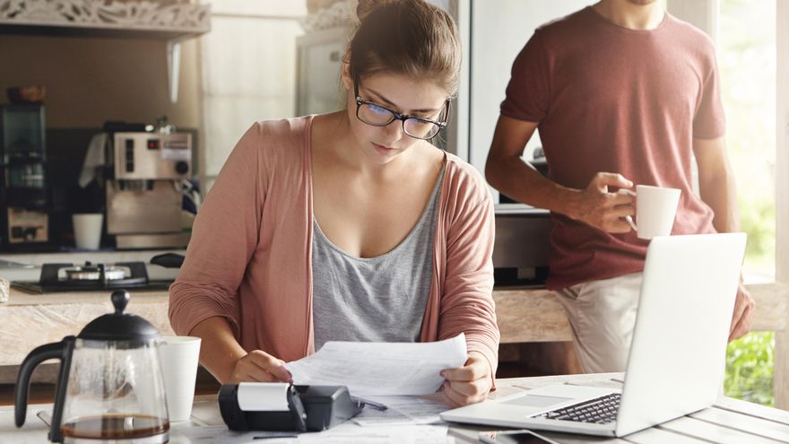 Los expertos explican por qué debes conocer la declaración de impuestos de tu pareja: "Es una radiografía de la economía doméstica"
