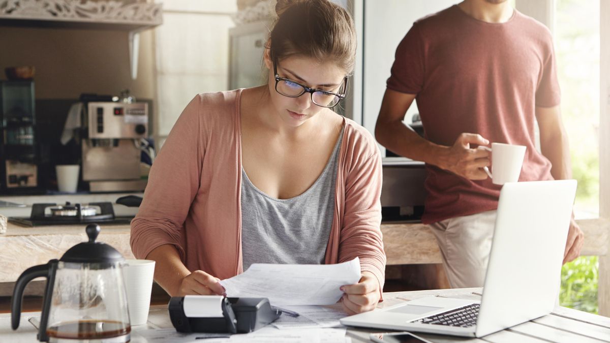Una experta explica por qué deberías entender la declaración de la renta de tu pareja: “Es una radiografía de la economía del hogar”