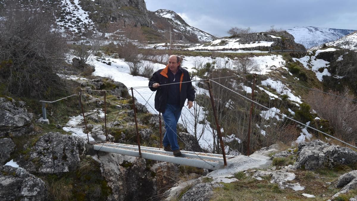 El recorrido meticuloso sobre el Sil con una cámara al hombro que reduce la altura oficial del puente de las Palomas