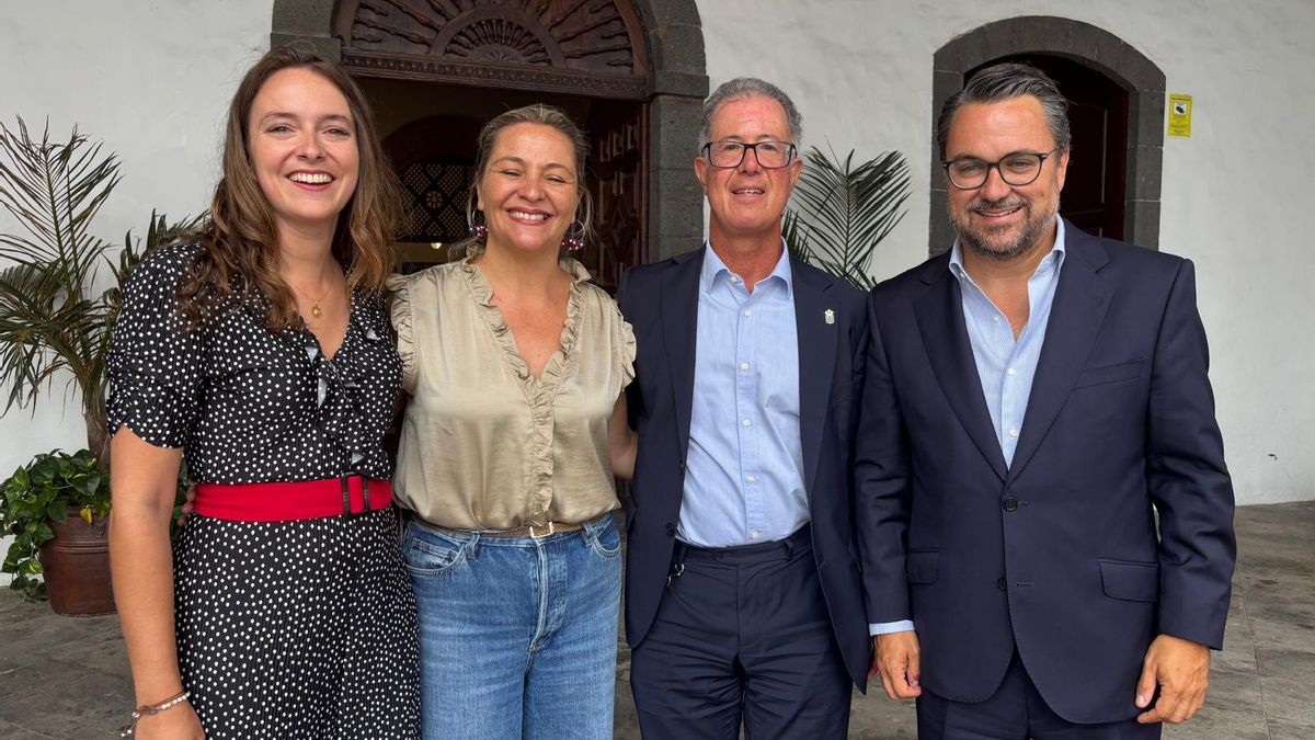 Autoridades durante la visita  a la mesa informativa instalada  Santa Cruz de La Palma.