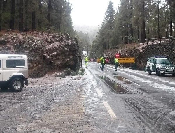 Carretera de acceso al Teide desde La Oratava cerrada