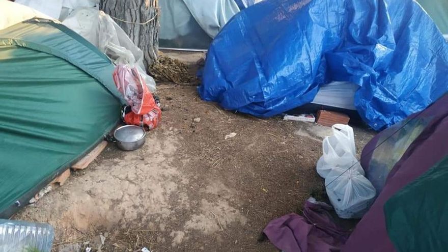 Tiendas de campaña detrás del antiguo asentamiento de la carretera de las Peñas