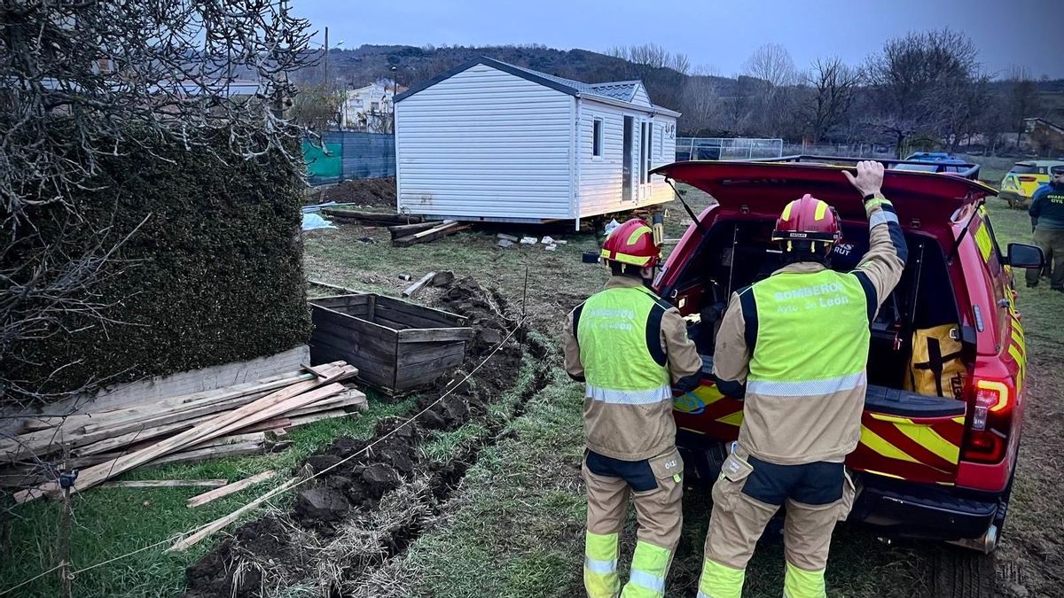 Imagen del rescate del cuerpo atrapado bajo la casa prefabricada en Villanueva del Árbol.
