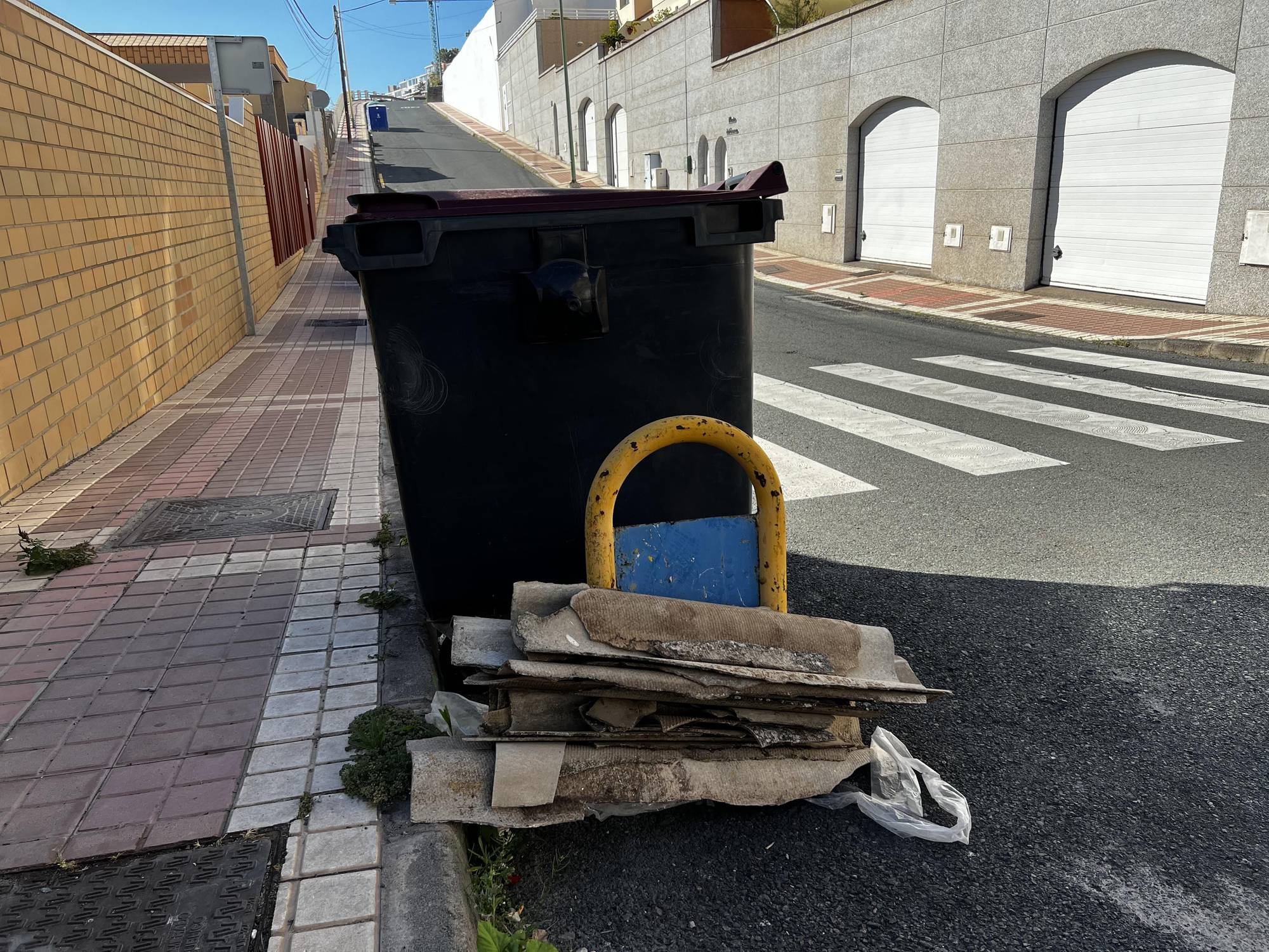 Residuos de amianto encontrados a la altura del 31 de la calle Capitán López Orduña, de Las Palmas de Gran Canaria
