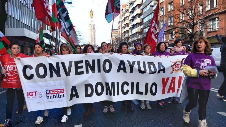 Las trabajadoras de ayuda a domicilio en Bizkaia se plantan contra la precariedad: "La que tiene suerte cobra 1.000 euros"