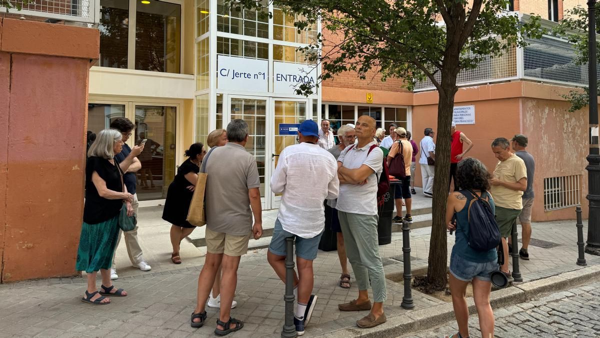 Vecinos protestando a las puertas de los Apartamentos San Francisco