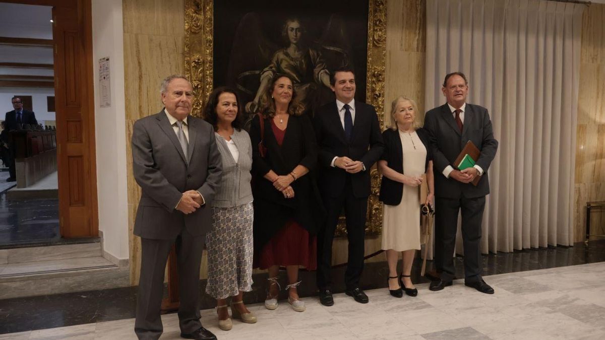 El alcalde y miembros de la asociación Círculo Averroes dan a conocer los premiados de 2025.