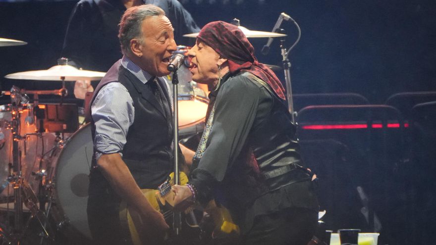 Los elogios del guitarrista de Springsteen, operado de apendicitis en Donostia: "Por suerte estuve en un hospital excepcional"