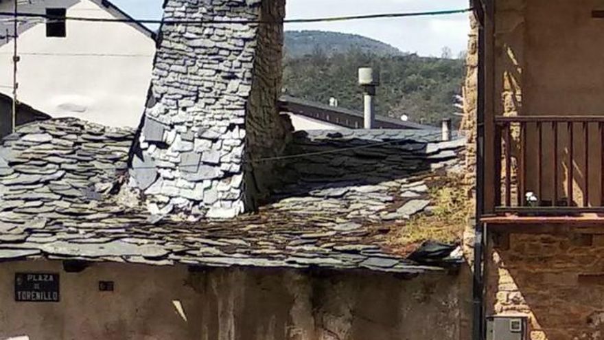 Estado original de la casa con chimenea de Torenillo antes del derrumbe (Toreno). / Foto: Mariano García