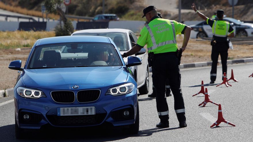 Agentes de la Guardia Civil de Tráfico realizan un control de alcoholemia y drogas en la A-79 que une Alicante y Elche. EFE/Pep Morell/Archivo